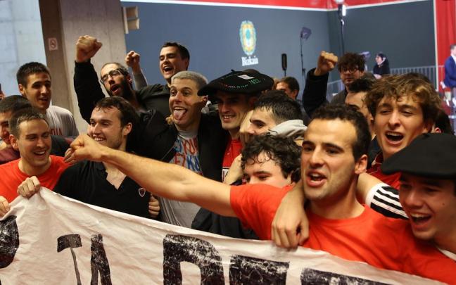 Ezkurdia, rodeado de sus incondicionales, celebrando el triunfo. Ezkurdia, rodeado de sus incondicionales, celebrando el triunfo.