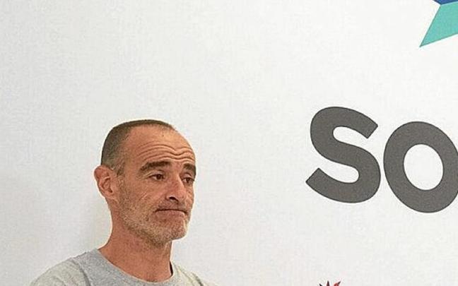 Atristain, en la sede de Sortu. | FOTO: IKER AZURMENDI