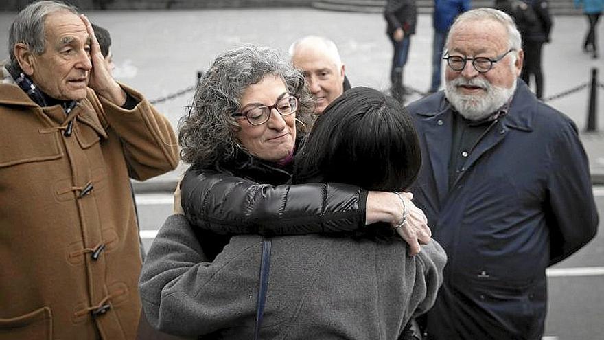 Maite Pagazaurtundua, junto al filósofo Fernando Savater. | FOTO: EFE