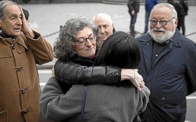 Maite Pagazaurtundua, junto al filósofo Fernando Savater. | FOTO: EFE