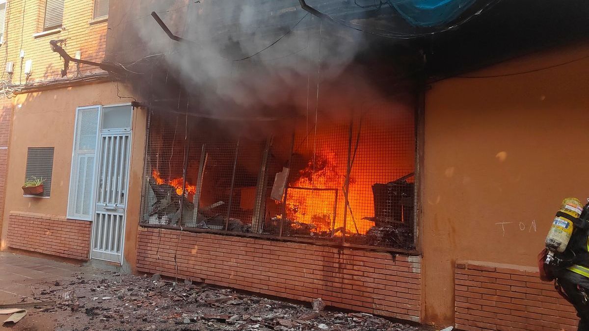 Atendidas 29 personas por un incendio en un edificio en Sant Adrià del Besòs