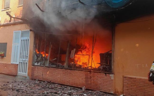 Atendidas 29 personas por un incendio en un edificio en Sant Adrià del Besòs Atendidas 29 personas por un incendio en un edificio en Sant Adrià del Besòs