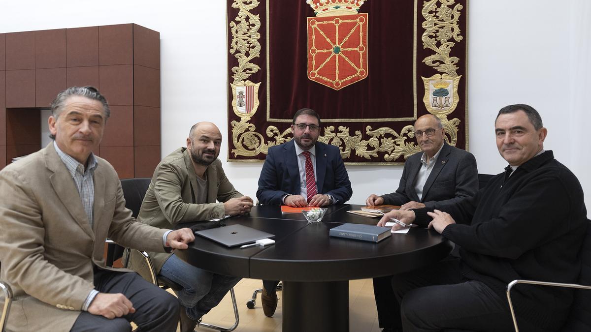 Hualde, con los representantes de la Cofrad&iacute;a de San Miguel