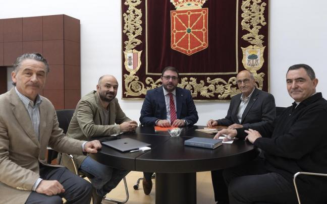 Hualde, con los representantes de la Cofrad&iacute;a de San Miguel