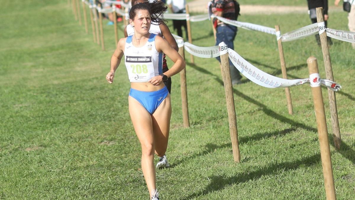 Isabel Barreiro comanda la carrera en el tramo final por delante de Cavaline Nahimana.