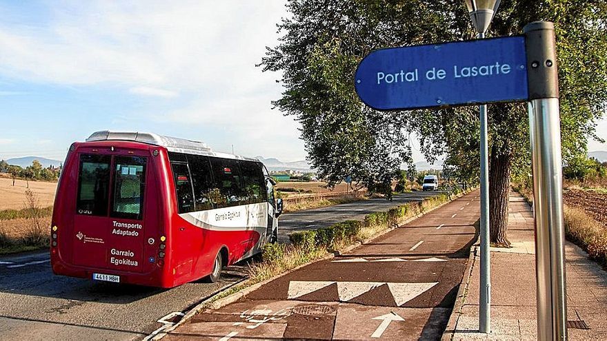 Un autobús circula cerca del acceso a la ikastola. | FOTO: JORGE MUÑOZ