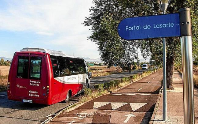 Un autobús circula cerca del acceso a la ikastola. | FOTO: JORGE MUÑOZ