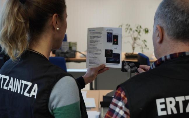 Itxaso y Ángel forman parte de la Unidad de Inteligencia de la Er-tzaintza que persigue, entre otros, este tipo de delito organizado.