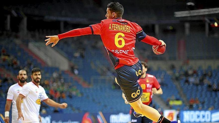 El extremo cántabro Ángel Fernández ‘vuela’ para lanzar en el partido ante Irán.