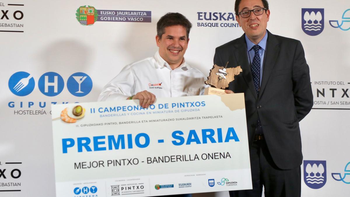 El responsable del bar Danako de Irun, ganador en la categoria a Mejor Pintxo o Banderilla, junto con Jesús María García de Cos, Viceconsejero de Turismo y Comercio del Gobierno Vasco.