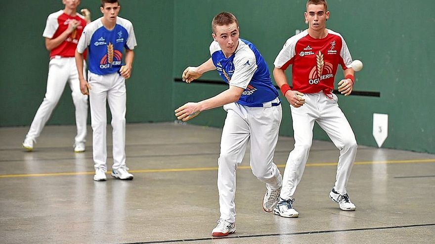 Unai Amiano se dispone a darle a la pelota, en la final de la categoría promesa. | FOTOS: ARNAITZ RUBIO