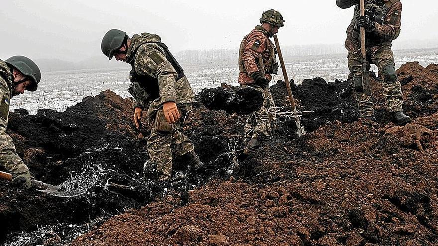 Soldados ucranianos preparan defensas en el frente del Bajmut.