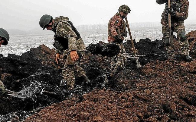 Soldados ucranianos preparan defensas en el frente del Bajmut.