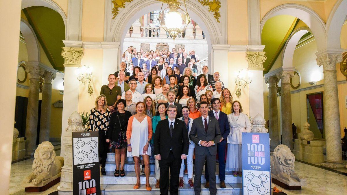 Homenaje del Ayuntamiento de Bilbao a 61 comercios centenarios de la villa