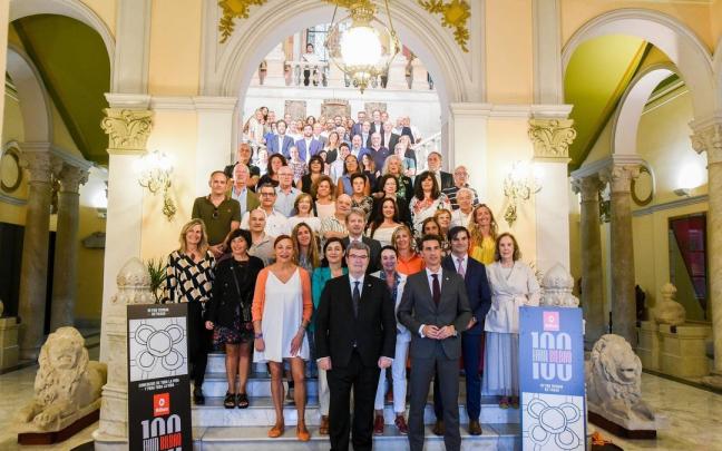 Homenaje del Ayuntamiento de Bilbao a 61 comercios centenarios de la villa