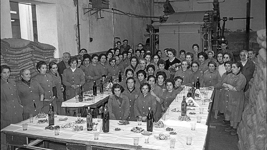 Trabajadoras de la fábrica vitoriana de sacos Ibensa (diciembre de 1962). | FOTO: ARQUÉ (ARCHIVO MUNICIPAL DE VITORIA-GASTEIZ).