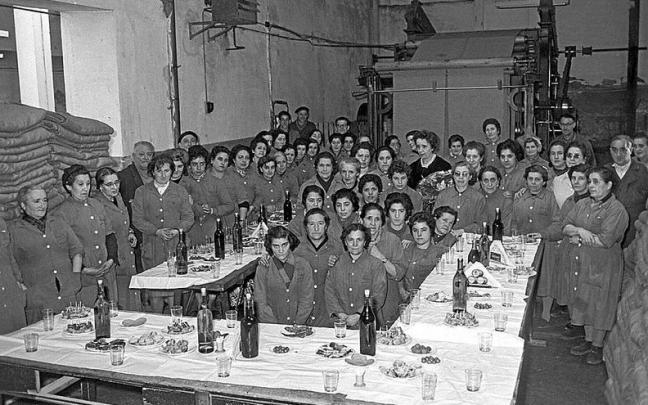 Trabajadoras de la fábrica vitoriana de sacos Ibensa (diciembre de 1962). | FOTO: ARQUÉ (ARCHIVO MUNICIPAL DE VITORIA-GASTEIZ).