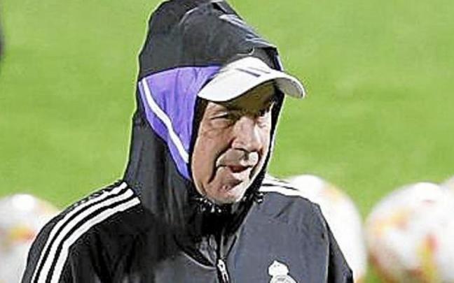 Carlo Ancelotti, en un entrenamiento. Carlo Ancelotti, en un entrenamiento.