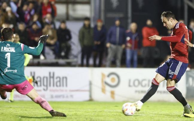 Kike García dispara a puerta.