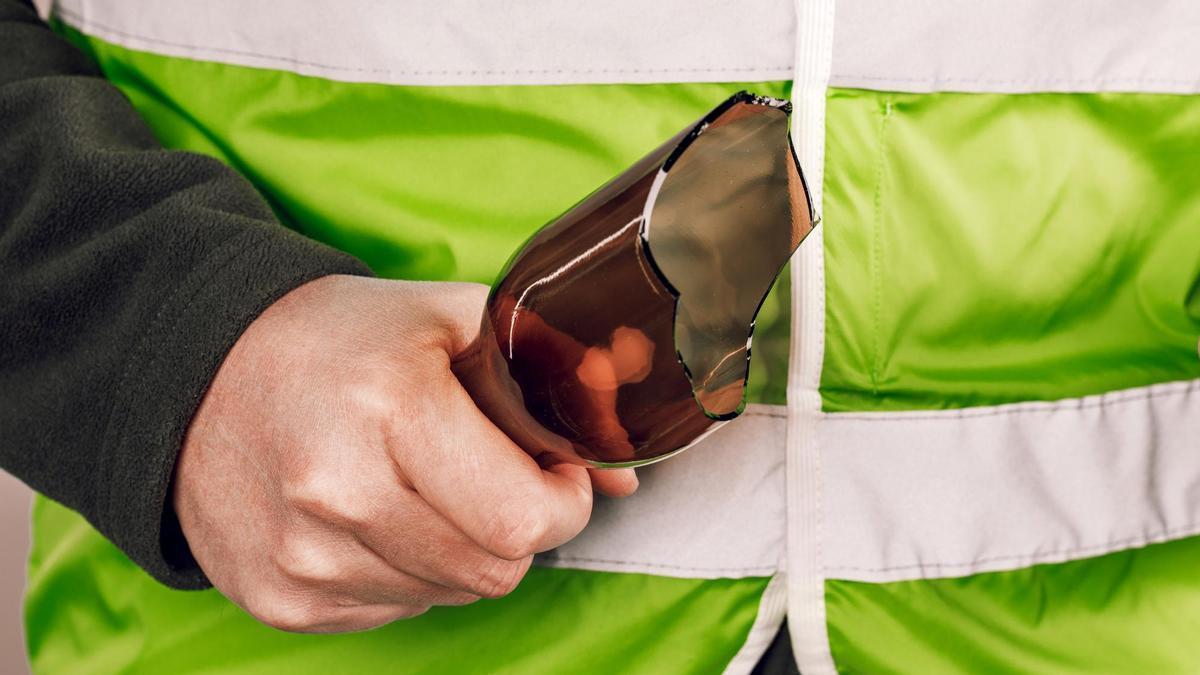 Imagen de un hombre con una botella rota