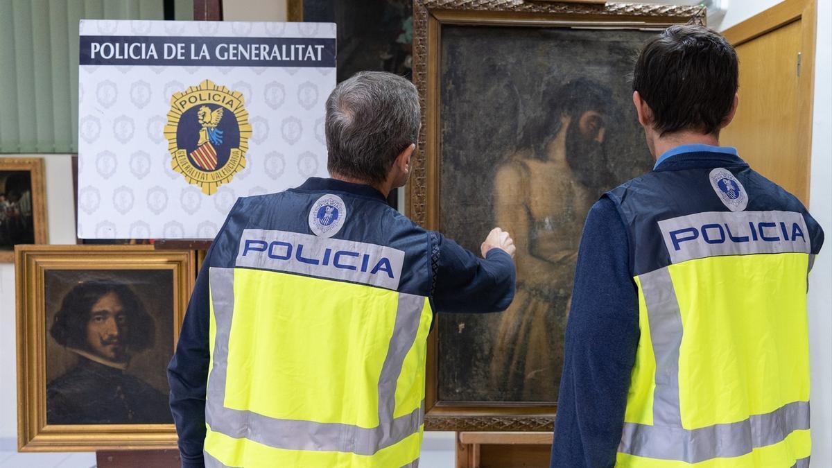 Agentes de la Policía, con las pinturas falsificadas.