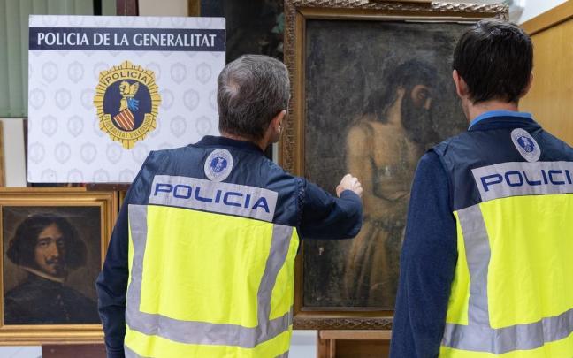 Agentes de la Policía, con las pinturas falsificadas. Agentes de la Policía, con las pinturas falsificadas.