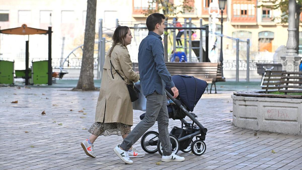 Una familia pasea por Bilbao