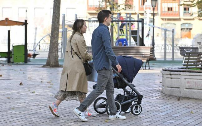 Una familia pasea por Bilbao Una familia pasea por Bilbao