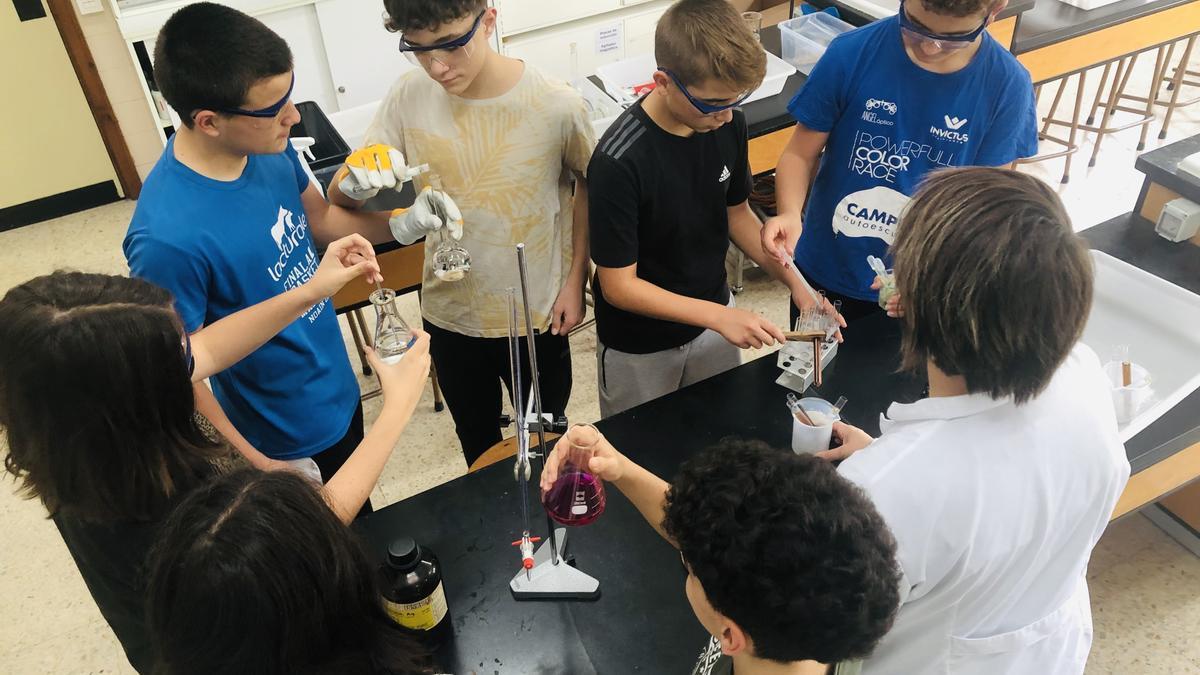 Un grupo de alumnos y alumnas, durante una de las actividades en el laboratorio.