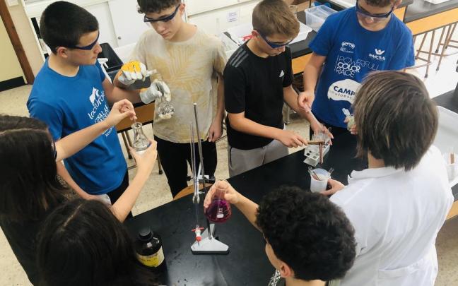 Un grupo de alumnos y alumnas, durante una de las actividades en el laboratorio.