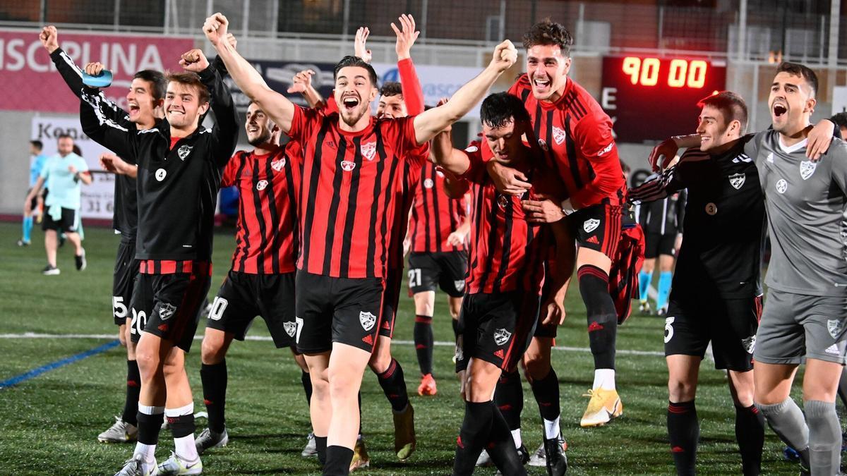 Los jugadores rojinegros festejan su clasificación