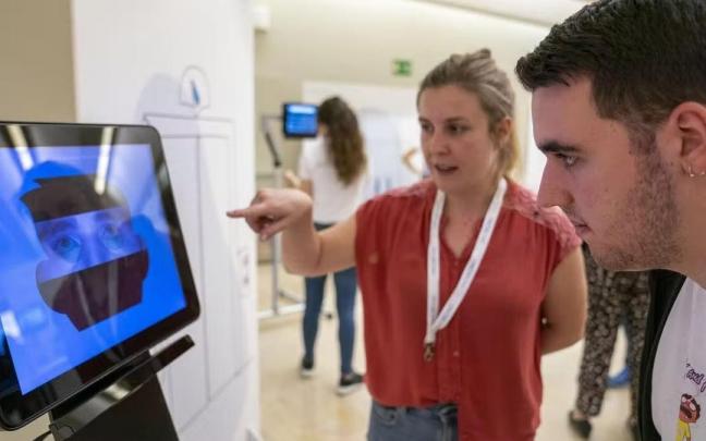Un joven prueba la tecnolog&iacute;a con la que se puede solicitar el ascensor mediante la mirada.