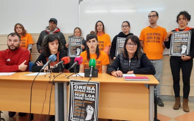 Rub&eacute;n Ramallo (CCOO), N&uacute;ria Velasco (ELA), Tamara Angulo (LAB) y Sera Alonso (UGT), acompa&ntilde;ados por empleados y empleadas de gesti&oacute;n deportiva.