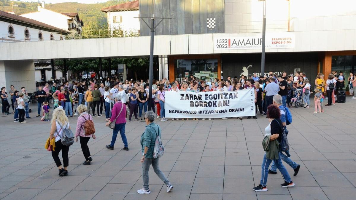 Decenas de personas se concentraron este martes en la Plaza de los Fueros de Elizondo.