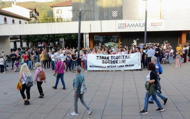 Decenas de personas se concentraron este martes en la Plaza de los Fueros de Elizondo.