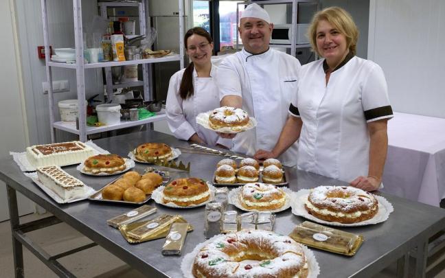 Daniela Tang, Javier Ayesa y Maite Garciarena en el obrador de la pasteler&iacute;a situado en el n&uacute;mero 25 de la calle Irunlarrea de Pamplona.