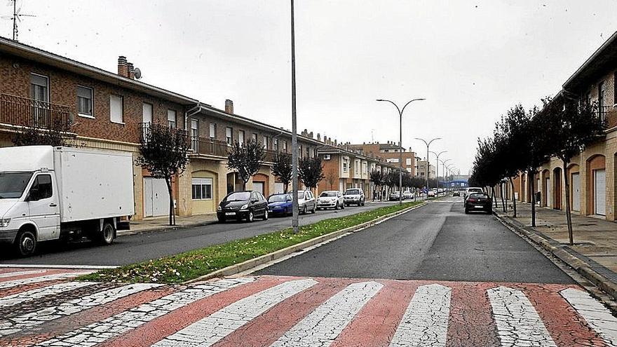 Imagen de la Avenida Atalaya de Peralta, vial por el que discurrirá el carril bici.