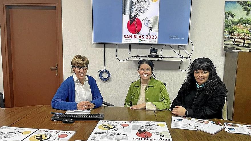 Ana Martínez (izda), Lourdes San Miguel y María Morentin presentando San Blas.