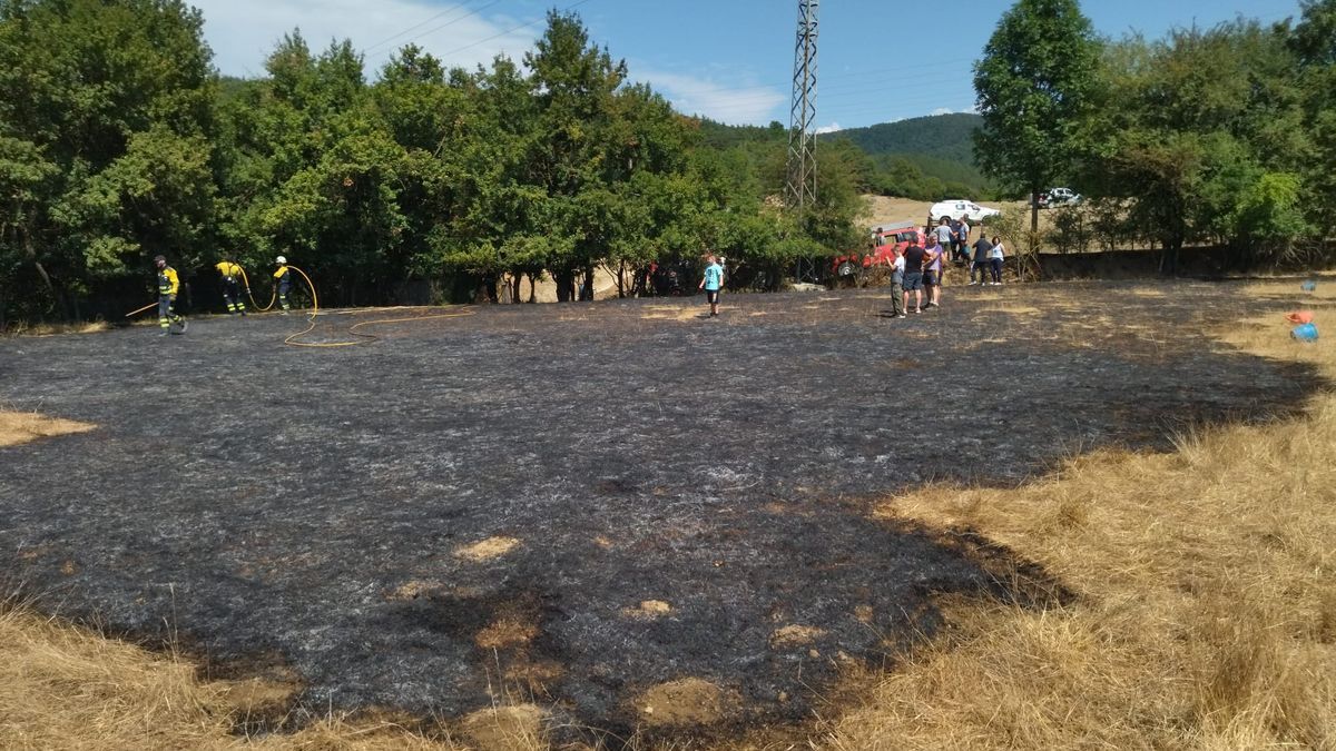 Efectivos de Bomberos de Navarra remojan la zona tras quedar extinguido el incendio