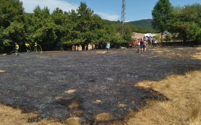 Efectivos de Bomberos de Navarra remojan la zona tras quedar extinguido el incendio