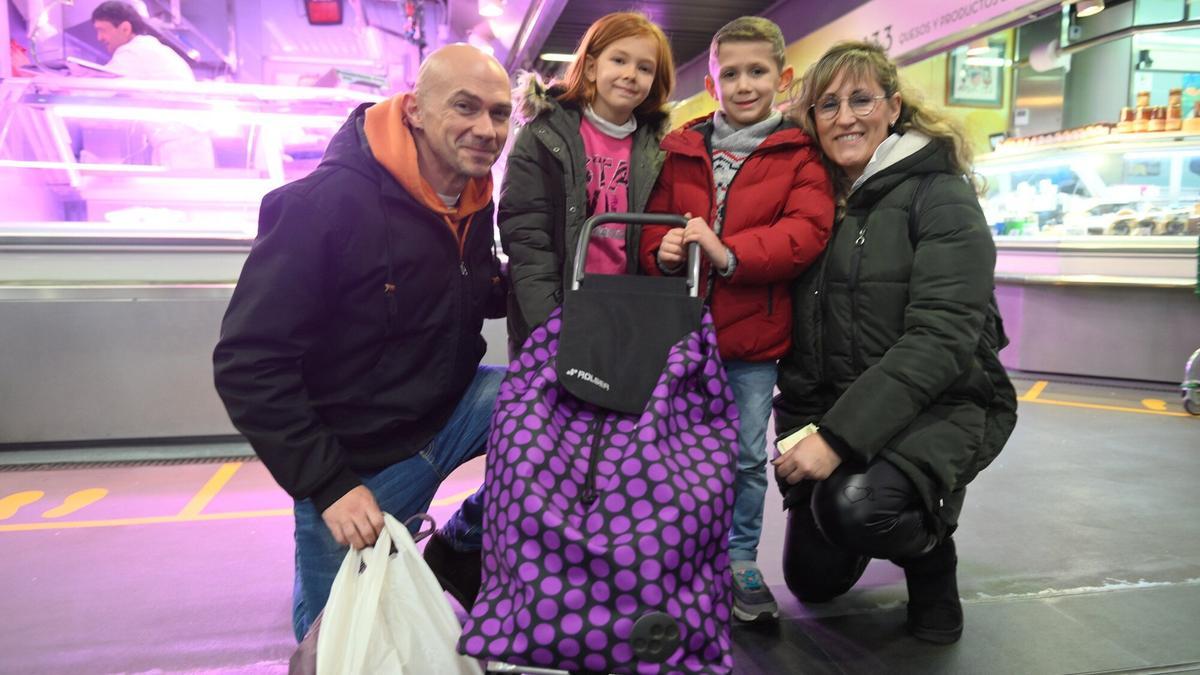 Ander, Naia, Oihan y Sandra, en el Mercado de la Ribera.