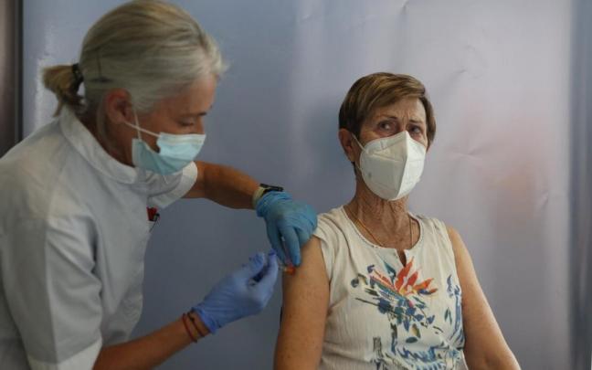Una mujer recibe la cuarta dosis de la vacuna contra la covid-19