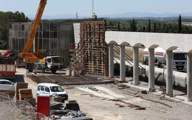 Las obras de la pérgola sobre la AP-15, en Marcilla, en plena pandemia Las obras de la pérgola sobre la AP-15, en Marcilla, en plena pandemia