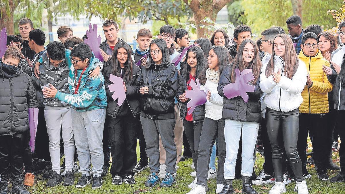 Jóvenes del colegio Amor de Dios de Burlada, en la concentración del 25N. | FOTO: OSKAR MONTERO