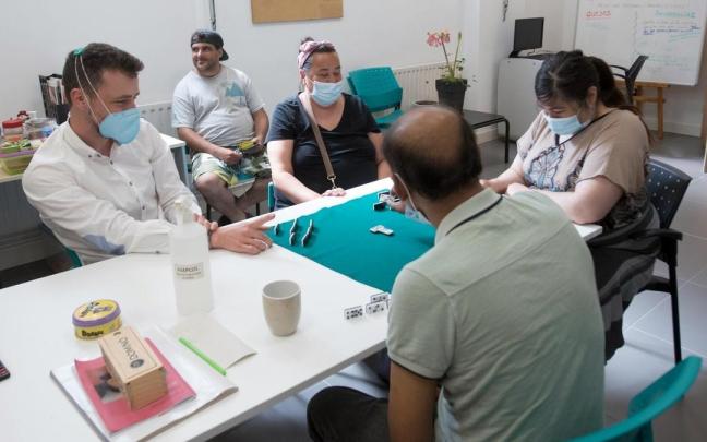Un grupo de personas ajenas a esta información en el interior del albergue de Elejabarri, uno de los recursos habilitados por el Ayuntamiento de Bilbao. Un grupo de personas ajenas a esta información en el interior del albergue de Elejabarri, uno de los recursos habilitados por el Ayuntamiento de Bilbao.
