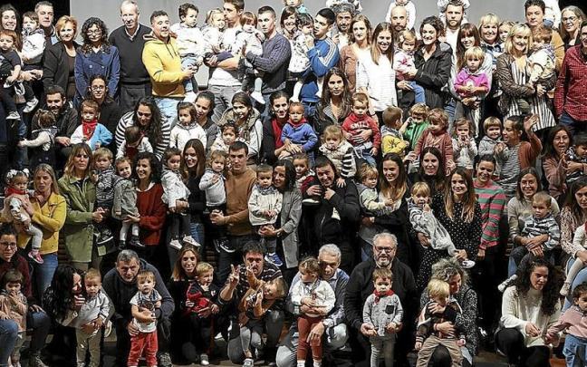 Colocación de pañuelos a los niños y niñas nacidos en 2020.