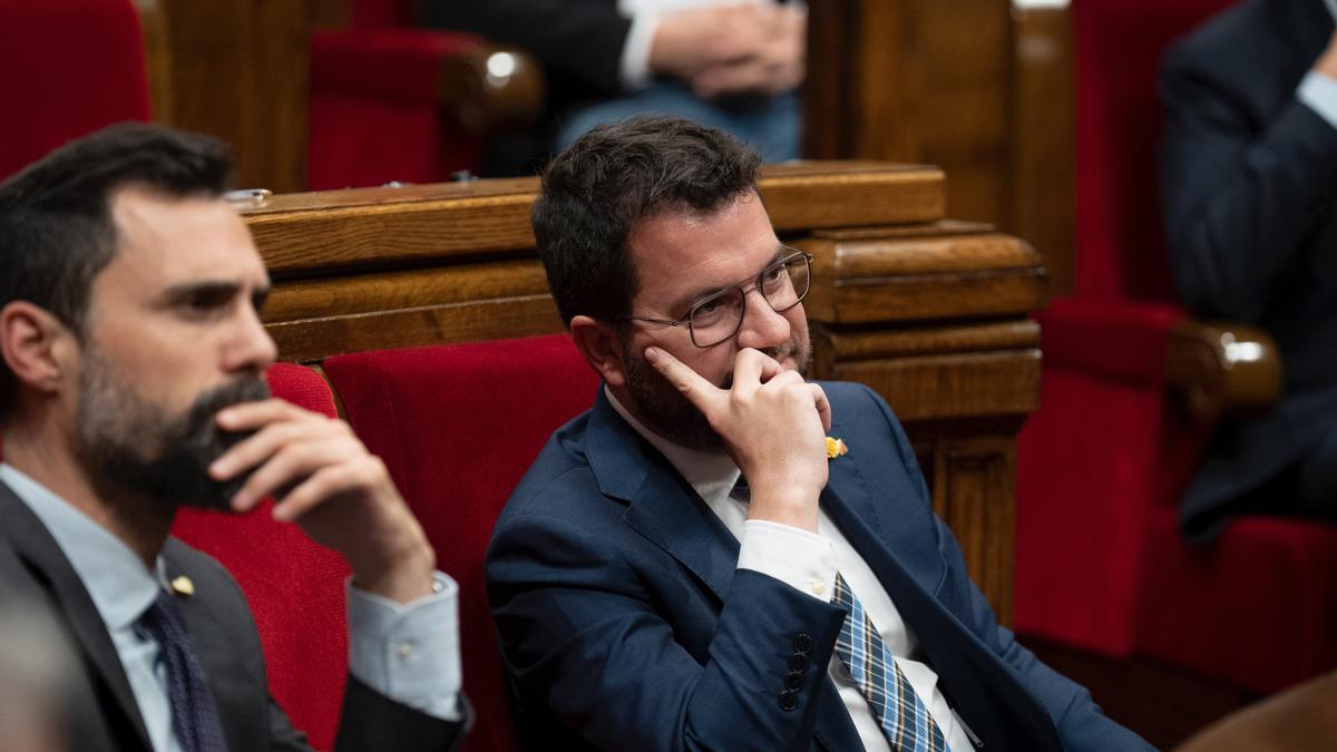 El conseller de Empresa y Trabajo, Roger Torrent, y el president de la Generalitat, Pere Areagonès, durante el Pleno del Parlament.