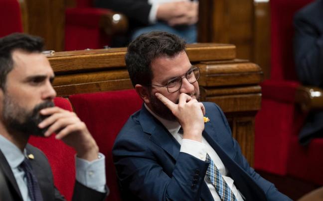 El conseller de Empresa y Trabajo, Roger Torrent, y el president de la Generalitat, Pere Areagonès, durante el Pleno del Parlament.