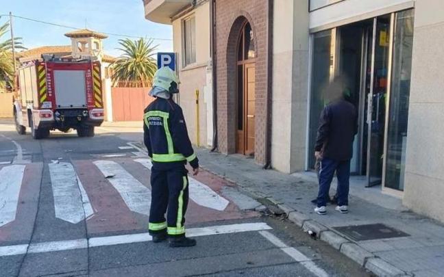 Bomberos de Navarra, en el lugar del suceso en San Adrián. Bomberos de Navarra, en el lugar del suceso en San Adrián.