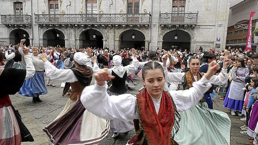 La tradicional interpretación de la ‘Txerri dantza’ en la Herriko plaza fue uno de los espectáculos que más público concentró en la recta final del programa matinal.